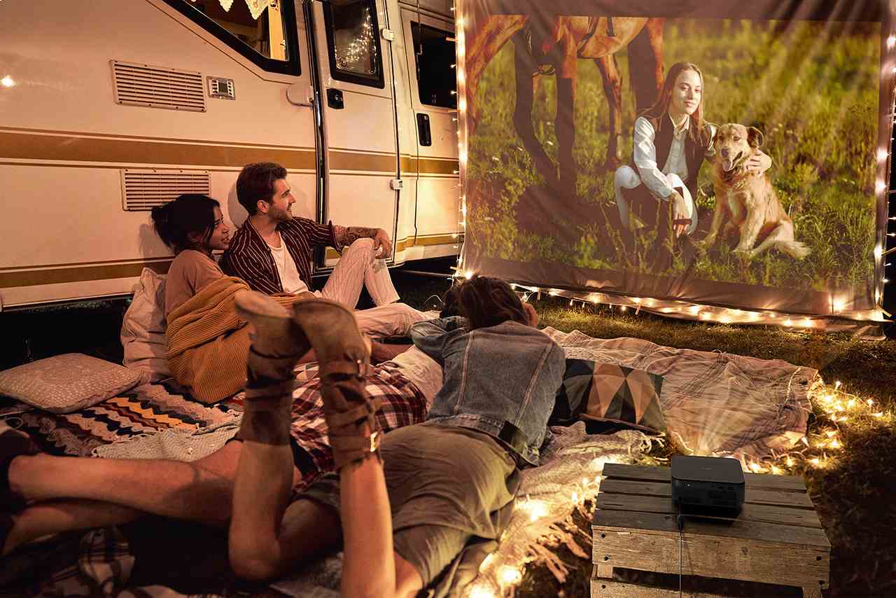 Projector in gebruik tijdens camperen